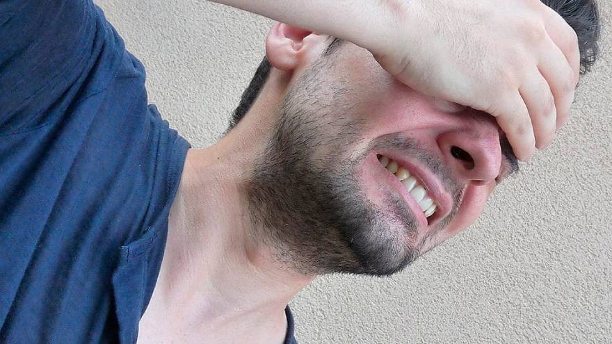 ¿Te duele la cabeza al agacharte?: estas son las posibles causas de esa molestia