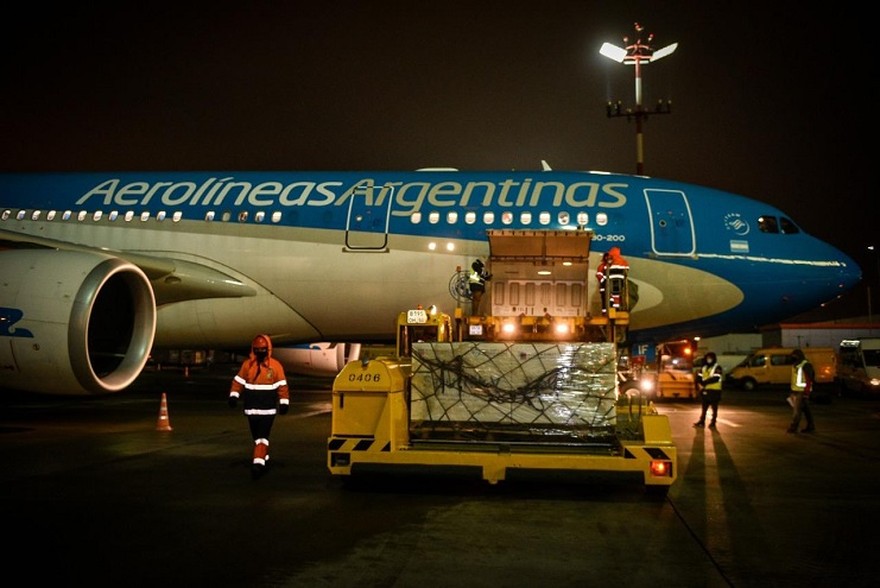 Más dosis: cuántas vacunas Sputnik V trae y cuándo sale el segundo vuelo de Aerolíneas Argentinas a Moscú
