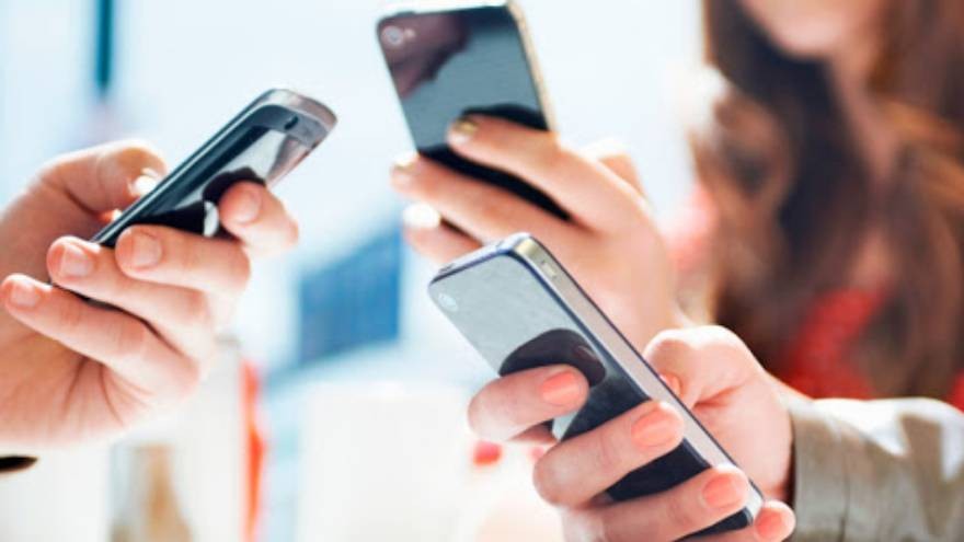 ¿La telefonía celular podría ser un servicio público? Esto dijo Alberto Fernández