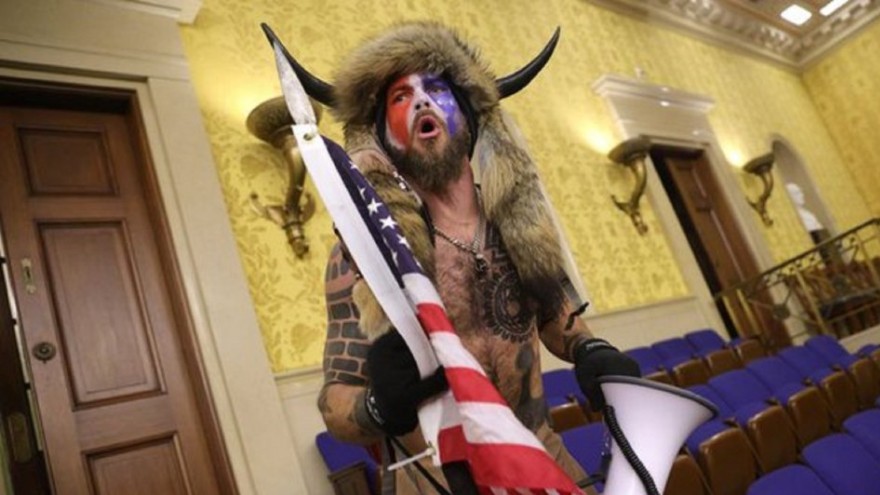 Un argentino fabrica el muñeco de juguete del "Chamán de QAnon", el partidario de Trump que irrumpió en el Capitolio