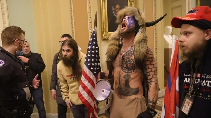 Toma del Congreso de EE.UU.: quién es el hombre que entró vestido con pieles y cuernos