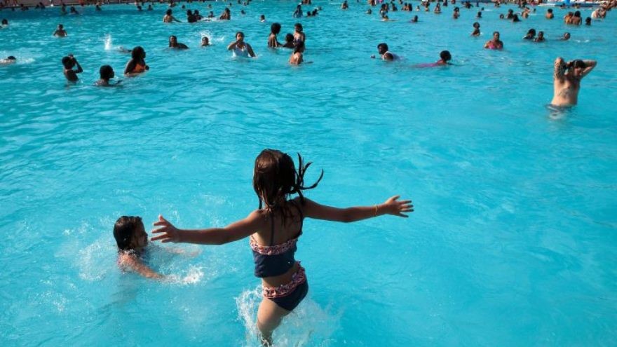 Se sumergió en el agua y se quedó sin cabeza: el video que revolucionó TikTok