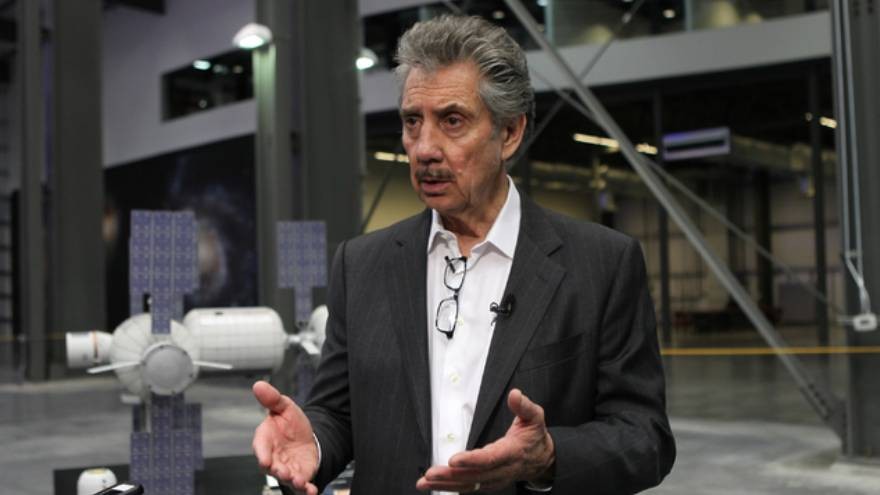 Este magnate paga una cifra millonaria a quien le responda solo una pregunta