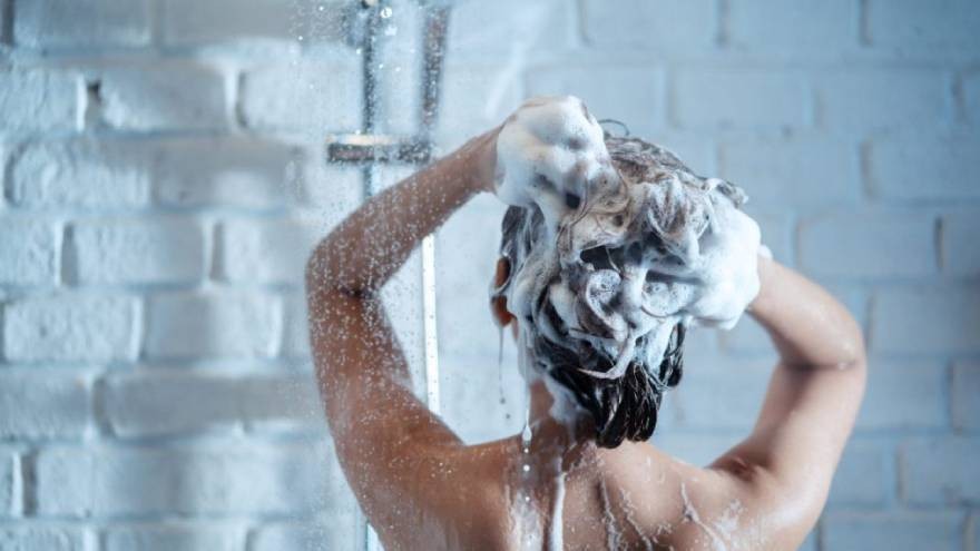 ¿Cada cuánto hay que bañarse? La ciencia responde esta polémica pregunta