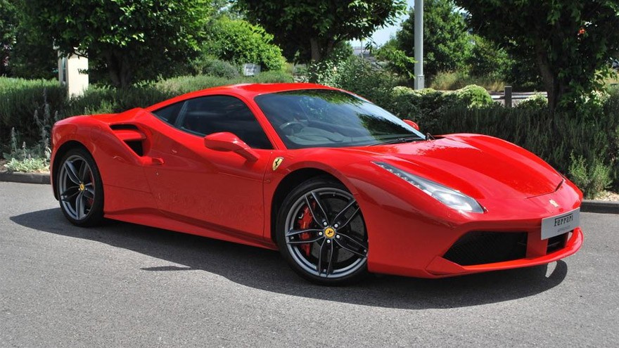 Tiene una Ferrari y debe pagar $1 millón de patente: así mostró su disgusto en las redes