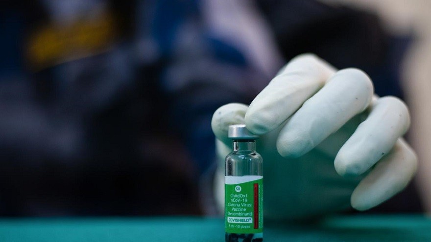 8 efectos adversos de atención médica urgente que podría provocar la vacuna de AstraZeneca y Oxford