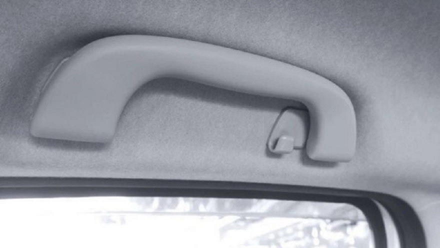 Por fin hay respuesta: para esto sirve la manija que tienen los autos encima de las puertas