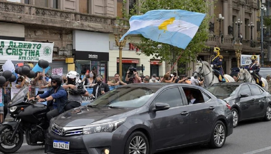 Insólito: cuál es la abultada deuda de multas que tiene el auto que trasladó a Alberto Fernández al Congreso