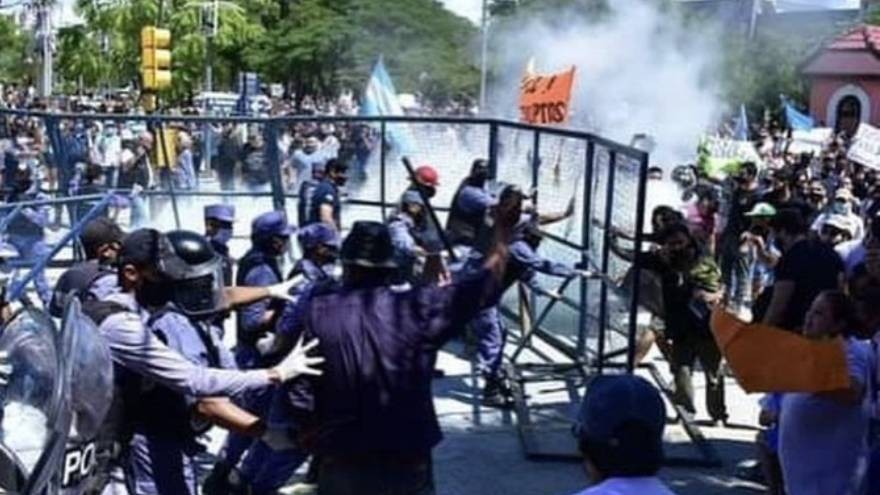 Formosa: el gobierno de Gildo Insfrán reprimió con balas de goma a quienes protestaban por el retorno a la fase 1