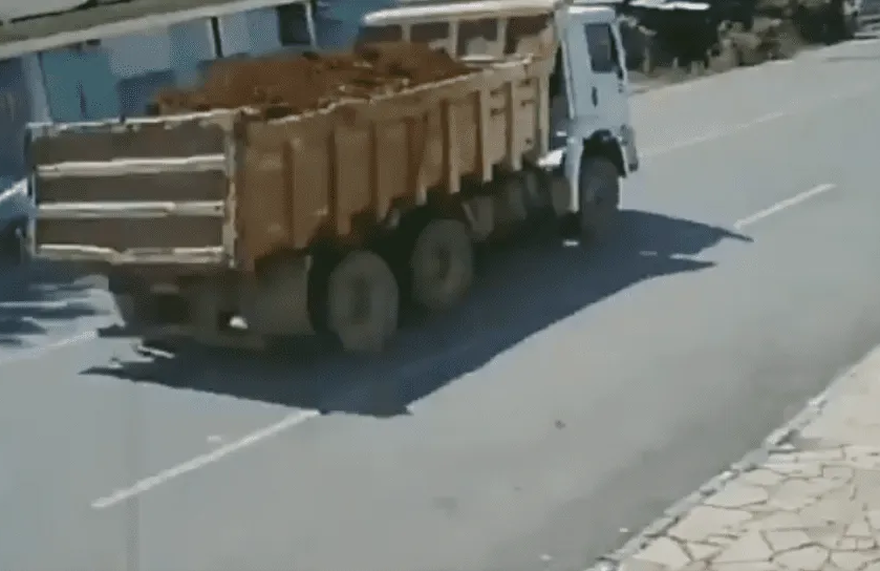 Video impresionante: el perturbador momento en que a un auto se lo traga la tierra