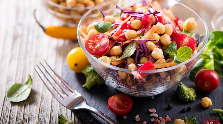 ¿Las dietas vegetarianas y veganas podrían aumentar el riesgo de ACV?