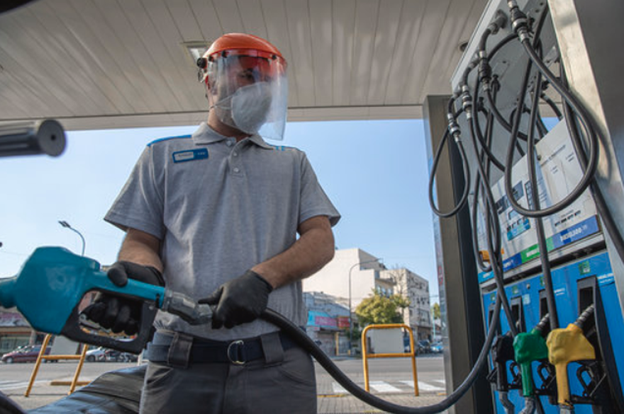 Ahorrar en nafta: el plan de YPF para comprar combustible por anticipado, cubrirse de futuros aumentos y obtener un 15% de descuento