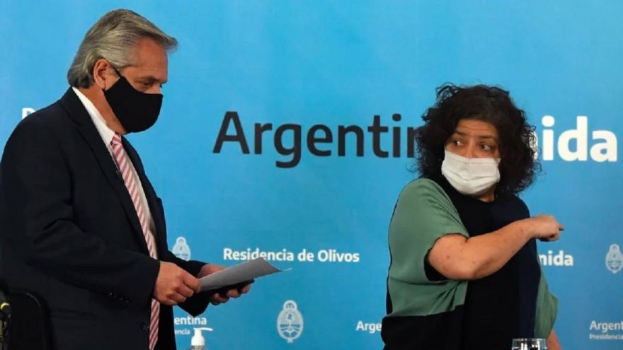 El Gobierno reveló el listado de vacunados VIP: incluye a Duhalde, Scioli y Solá
