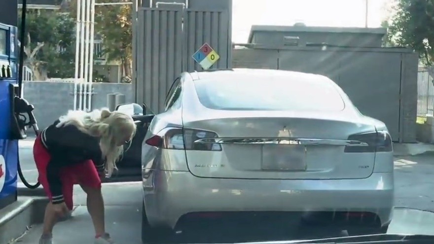 Video: te mostramos las imágenes de una mujer que quiere cargarle nafta a un auto eléctrico