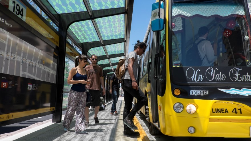 Llegan las paradas de colectivo inteligentes a Buenos Aires: te avisan cuando viene el próximo