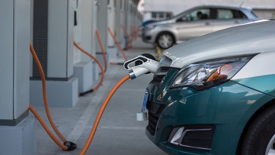 Avanza rápidamente la e-movilidad: ¿cuándo la venta de autos eléctricos superará a los de combustión?