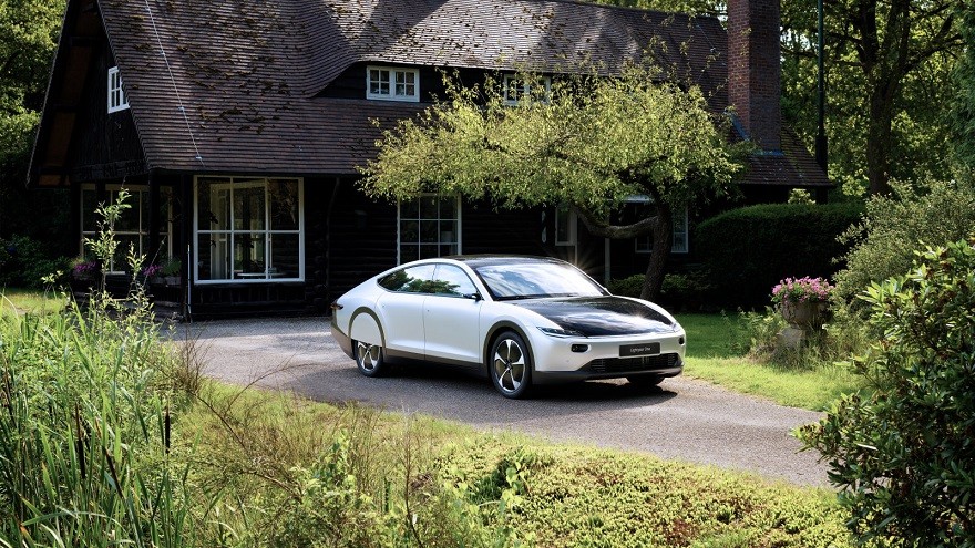 Un desarrollo "made in Francia": así es el primer auto eléctrico con paneles solares integrados