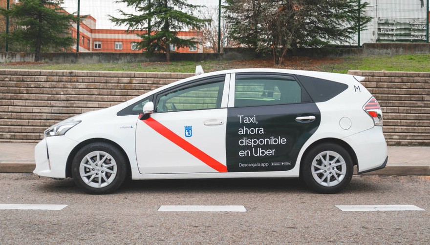 Alianza inesperada: Uber pega un "volantazo" y comienza a trabajar con una aplicación de taxis