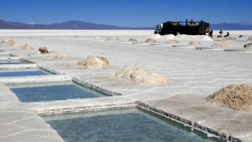Litio: la incertidumbre mundial y la sobreoferta ponen en vilo el precio del "oro blanco"