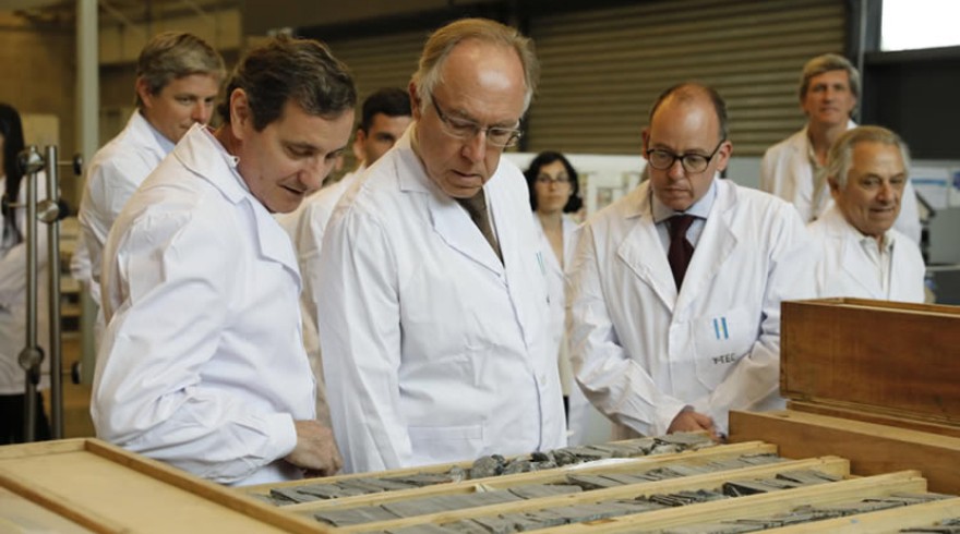 Industria energética: el presidente de YPF visitó uno de los laboratorios más importantes de la Argentina