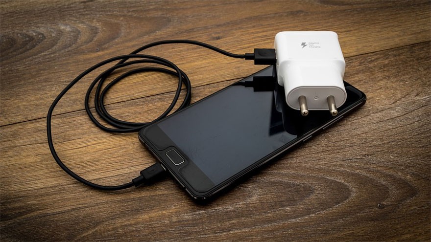 El cargador de tu celular es más poderoso que la computadora que llevó al hombre a la Luna