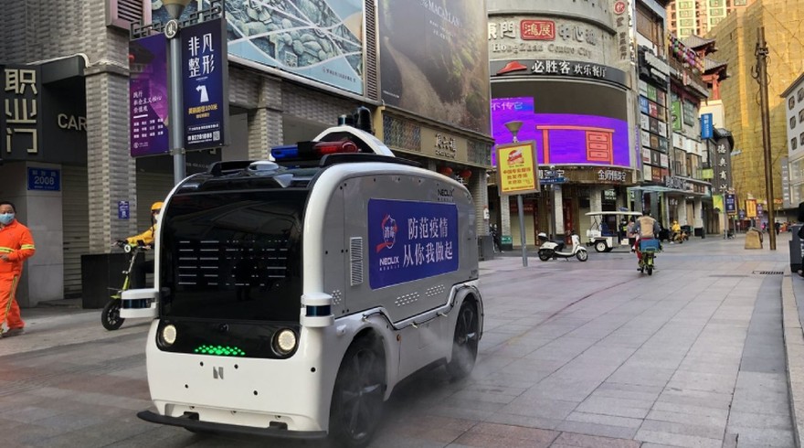 Robots repartidores y drones desinfectantes: así se usa la tecnología para controlar el coronavirus en China