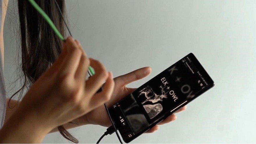 La última creación de Google: unos auriculares que se controlan gracias a su "tejido inteligente"