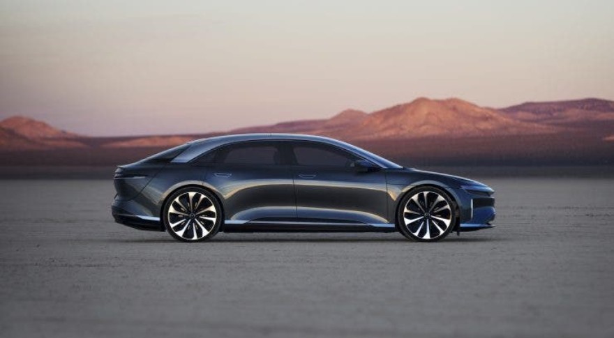 Dos autos eléctricos a duelo: este es el "tapado" capaz de ganarle al Tesla Model S en una carrera