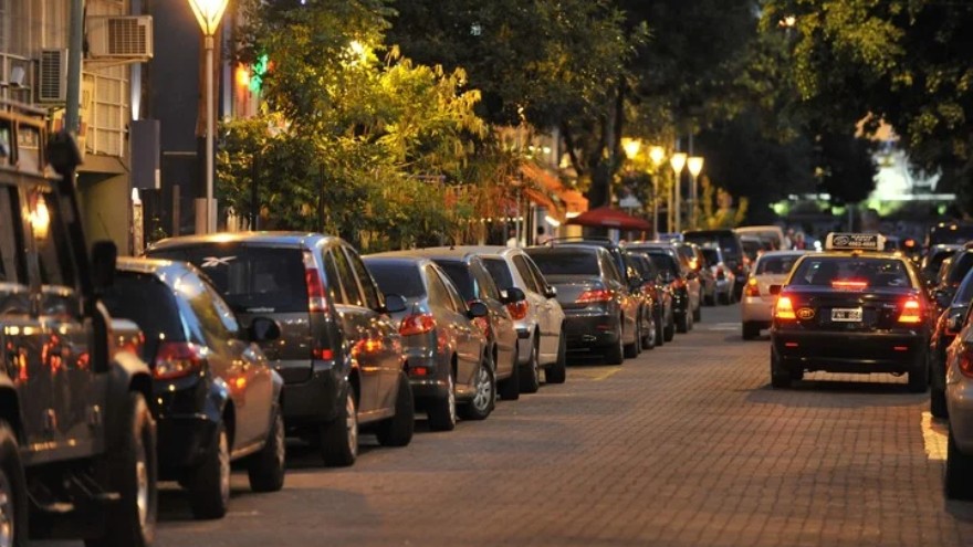 Sin parquímetros, pago con celular y grúas en barrios: claves de la nueva Ley de Estacionamiento de la Ciudad