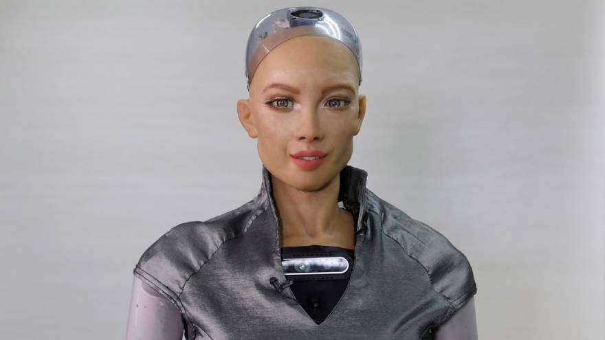 En 2016, la robot Sofía prometió "aniquilar" a la humanidad: por qué ahora ayudaría a combatir el coronavirus