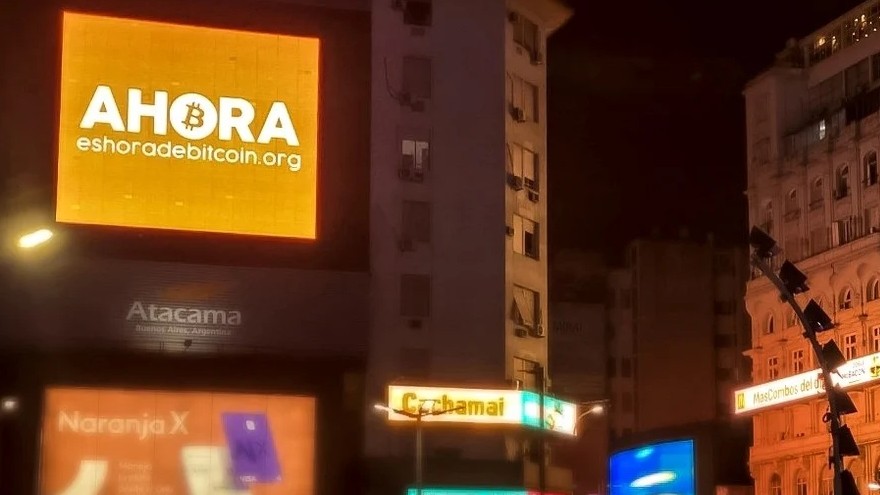 "Es ahora, ahorra": la llamativa campaña que apareció en las ciudades de Argentina