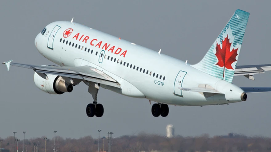 Air Canada despedirá a dos empleados por tratar mal el equipaje de los  pasajeros