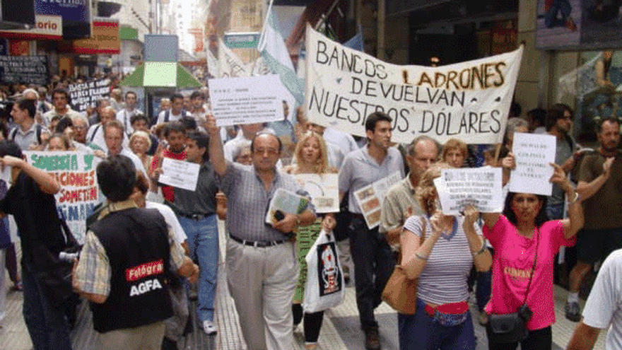 ¿Qué fue y por qué se produjo el corralito en Argentina hace 16 años?