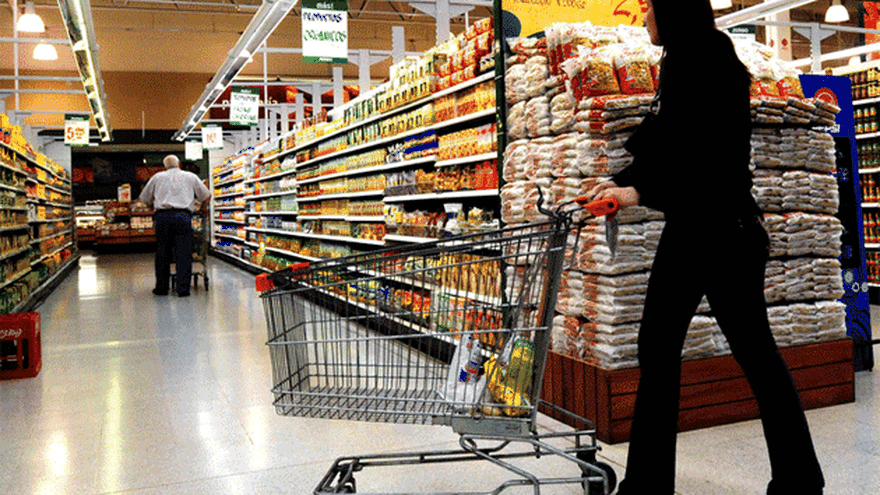 Supermercados advierten que proveedores "están tratando de subir" precios tras la devaluación