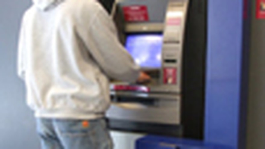 Cómo puede prevenir fraudes y estafas en cajeros automáticos