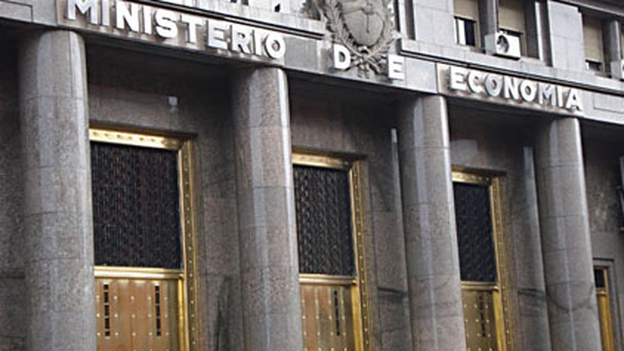 Se lanzó la licitación de letras del Tesoro en pesos y dólares