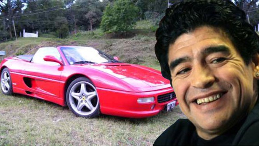 Subastan la Ferrari F355 Spider de Maradona por MercadoLibre