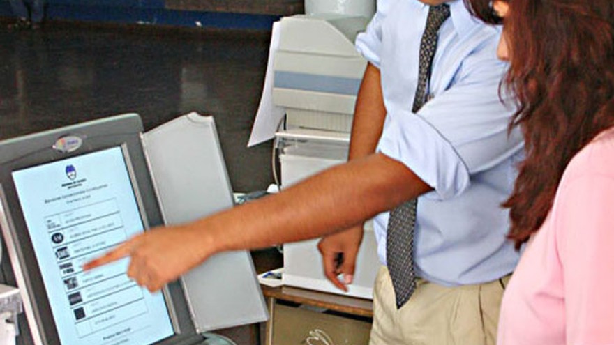 Voto electrónico: "Quien niegue la vulnerabilidad de los sistemas es un ignorante, un necio o algo peor"