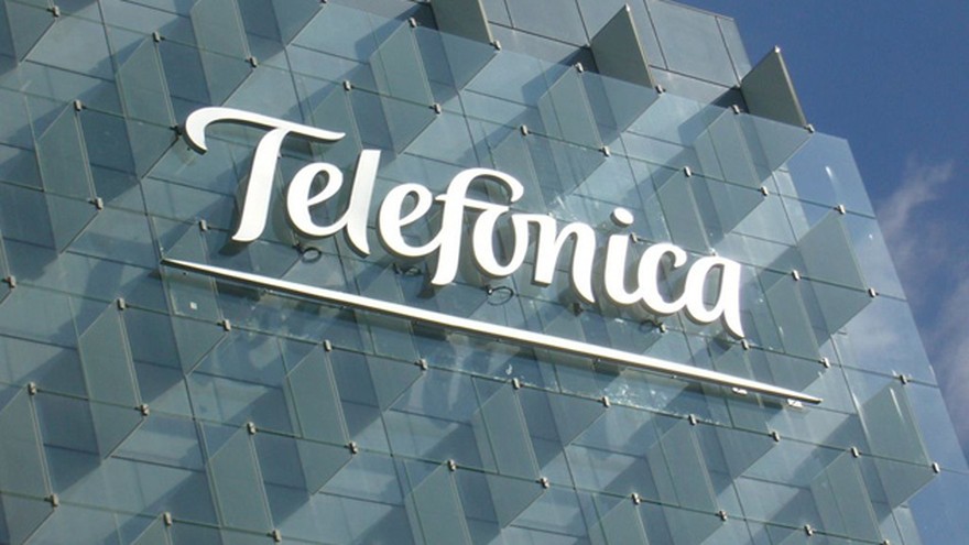 Telefónicos acampan sobre la avenida Corrientes en protesta por 300 despidos