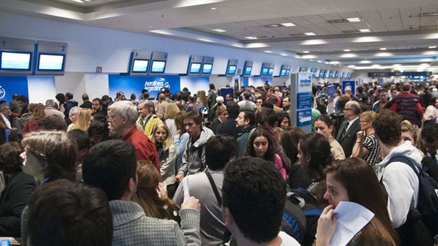 Otra vez, Aerolíneas dejó varados a pasajeros: ¿pueden reclamar daño moral y material?