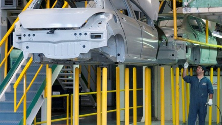 Fuerte ajuste de Peugeot: suprimió un turno y suspendió a 1.000 obreros por tiempo indeterminado