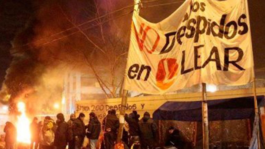 Con múltiples cortes, operarios rechazan despidos en Lear