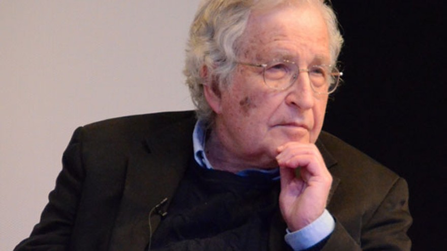 El reconocido intelectual Noam Chomsky cargó contra los buitres y dijo que la deuda "no es legítima"