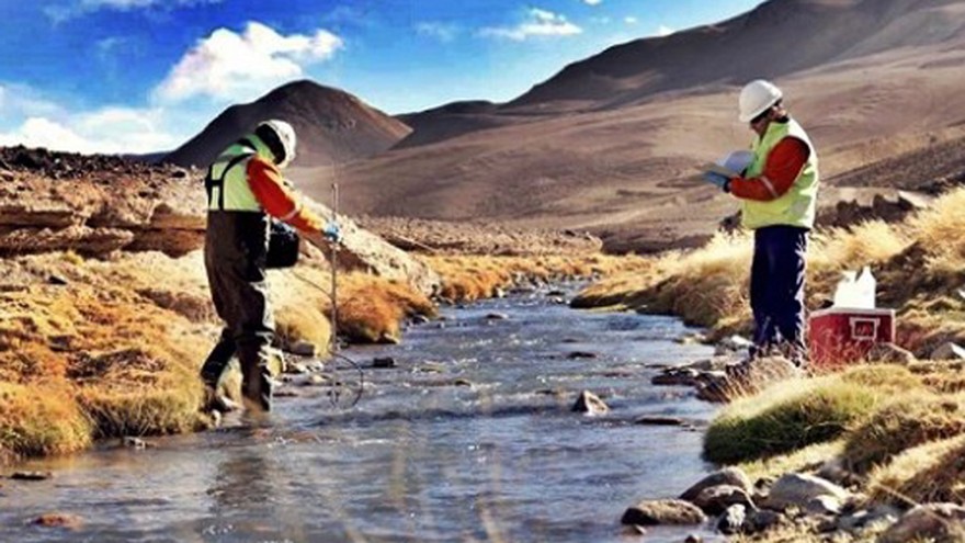 Cianuro: bomberos de Barrick lavan rocas para borrar rastros pero el agua con veneno corre río abajo