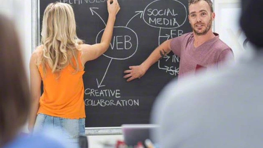 Empresas enseñan a los empleados a usar las redes sociales