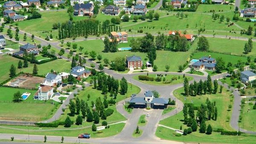 Vidal busca recaudar $ 2.000 millones de los countries en base a impuestos inmobiliarios