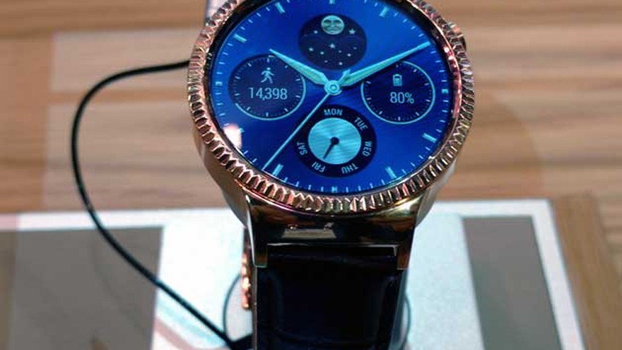 Los "smartwatches" apuestan al diseño y el lujo para seducir a consumidores reacios y difíciles