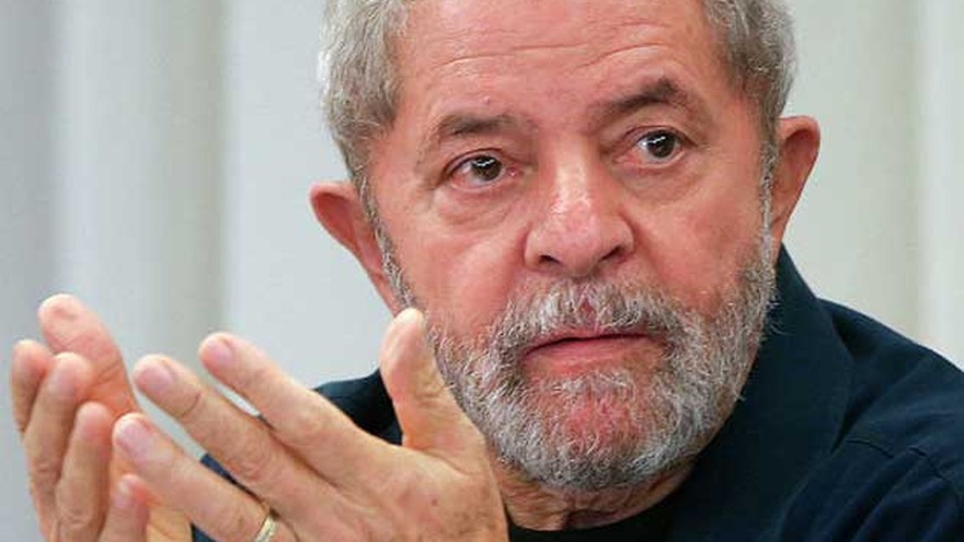 Lula entregó su pasaporte a la Policía: no puede salir de Brasil
