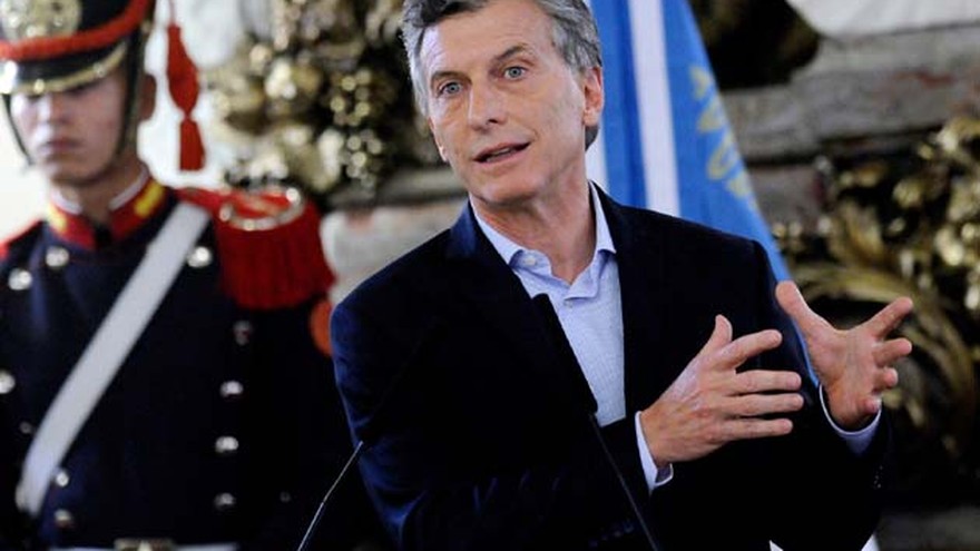 ¿Cuántos empleados públicos hay en Argentina en comparación con otros países?