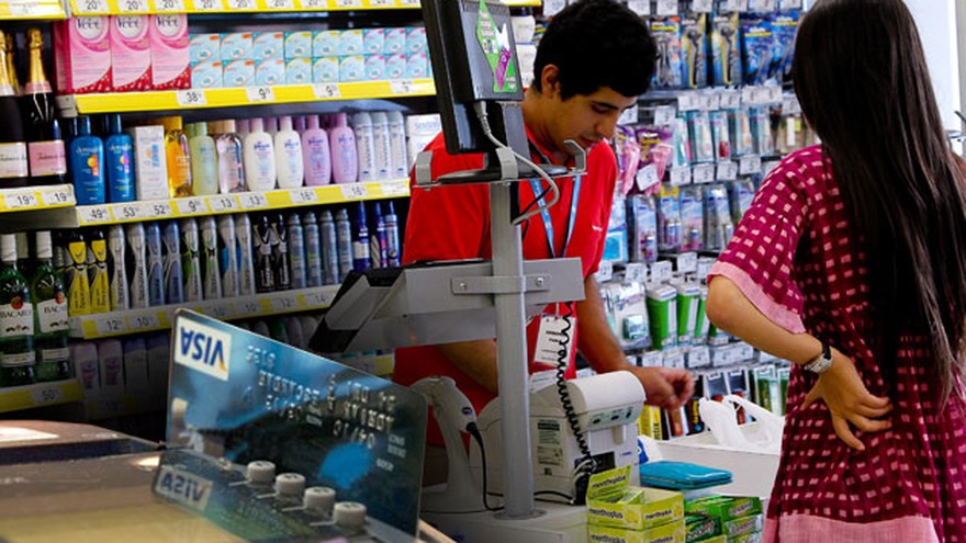 El consumo masivo, sin recuperarse: cayó 3% en el primer semestre pero hay tibios "brotes verdes"